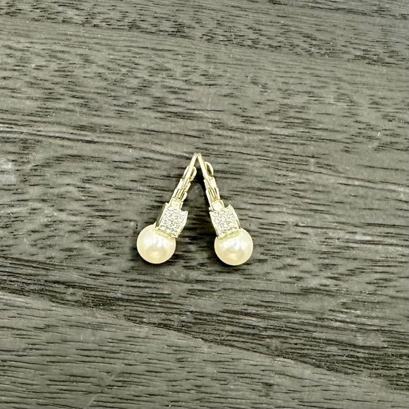 Meridian Petite Pearl Leverback Earrings - Picture 4 of 4